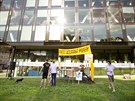 Protest proti bourání hotelu Praha ped sídlem spolenosti PPF v Dejvicích. (9....