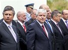 Premiér Jií Rusnok(uprosted) se svými ministry pi pietním aktu nové vlády u...