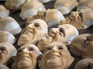 LATEXOVÝ FRANTIEK. Masky zpodobující papee Frantika se suí v továrn...