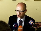 Pedseda SSD Bohuslav Sobotka hovoí s novinái ped jednáním Poslanecké