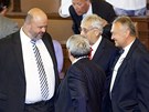 Ministr vnitra Martin Pecina hovoí s poslanci ped jednáním Snmovny. (17.