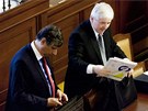 Premiér Jií Rusnok (vpravo) a ministr Jan Fischer ped jednáním Poslanecké