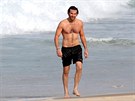 Americký herec Bradley Cooper (38) si u�íval mo�e na brazilské plá�i. P�ed sexy...