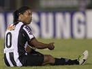 JAK TO PÍSKÁŠ? Brazilský fotbalista Ronaldinho z týmu Atletico Mineiro...
