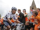 POŘÁD NAHORU. Nairo Quintana vede skupinu jezdců při výšlapu na Alpe d'Huez. 