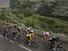 DO HOR. Cyklisté bhem 19. etapy  Tour de France. 