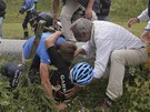 NA POMOC. Novozélandský cyklista Jack Bauer ml bhem 19. etapy Tour de France
