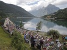 MEZI HORAMI. Cyklisté bhem 19. etapy Tour de France. 