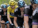 HLÍDAJÍ HO JAKO POKLAD. Vedoucí cyklista Tour de France  Chris Froome schovaný
