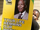 Ped nemocnicí v Pretorii fanouek Mandely vytáhl volební plakát vládnoucího