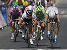 Britský cyklista Mark Cavendish sleduje svého rivala - a pemoitele - Marcela