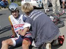 Gregory Henderson leí na silnici po pádu ve 12. etap Tour de France.