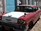 Pionýi a americká auta. Takové zátií je moné vidt u jen na Kub.