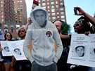 Vichni jsme Trayvon Martin, stojí na transparentu, s ním demonstranti vyli