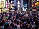 Demonstranti zaplnili newyorské námstí Times Square. Nelíbí se jim