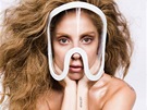 Jméno své tetí desky Artpop u si dala Lady Gaga vytetovat na ruku.