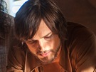 Ashton Kutcher (uprosted) jako Steve Jobs ve snímku jOBS