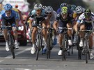 ZÁVRENÝ SPURT. Cyklisté bojují o vítzství v 14. etap Tour de France.