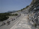 Cyklisté bhem 15. etapy Tour de France z Givors do Mont Ventoux.