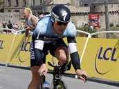 Mark Cavendish bhem asovky na Tour de France s monumentem Mont St. Michel v...