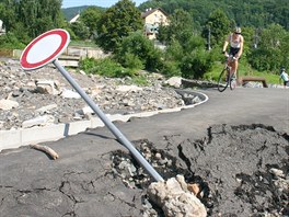 Na cyklostezce mezi Mlníkem a Henskem jsou i po msíci patrné následky