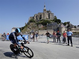 Geraint Thomas bhem asovky na Tour de France s monumentem Mont St. Michel v...