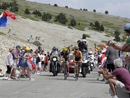 STOUPÁNÍ. Alberto Contador (vlevo) a Mikel Iturralde na cest na Ventoux.