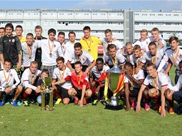 PRVN LETON TROFEJ. Fotbalist Sparty se raduj z triumfu na Letnm ligovm