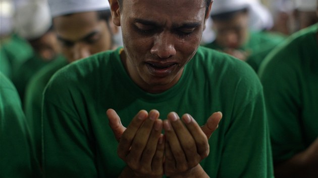 Smutn ramadn. Muslimov, kte uprchli z Barmy, slav nejvt muslimsk svtek v detennm zazen v Thajsku.