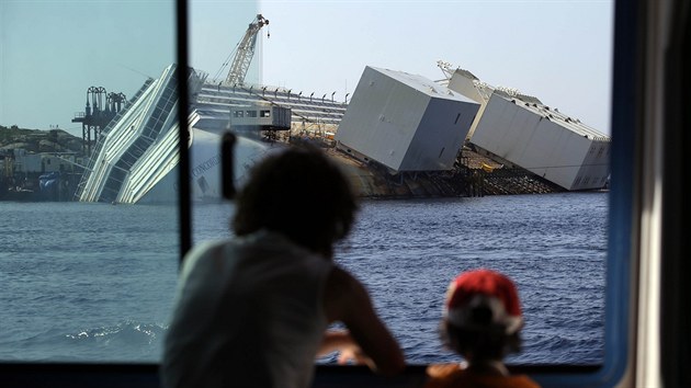 U ostrova Giglio nadle pokrauj prc ena vyprotn vletn lodi Costa Concordia. (15. ervence 2013)