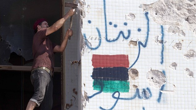 Libyjt povstalci demoluj bvalou rezidenci Muammara Kaddfho Bb al-Azzja v Tripolisu. Archivn snmek