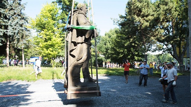 Nkolikatunovou sochu rudoarmjce pesunul jeb z monumentlnho podstavce uprosted lovosickho parku o 35 metr bl k zmku.