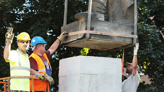 Nkolikatunovou sochu rudoarmjce pesunul jeb z monumentlnho podstavce uprosted lovosickho parku o 35 metr bl k zmku.