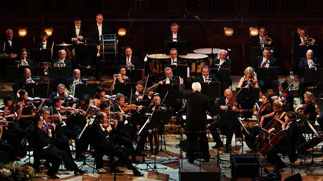 Operetu nastudoval esk nrodn symfonick orchestr pod taktovkou Libora Peka, reie se ujal Jan Svrk. Koncert se uskutenil v rmci hudebnho festivalu Prague Proms. Zisk ze vstupnho poputuje na konto charitativn organizace Centrum Paraple.