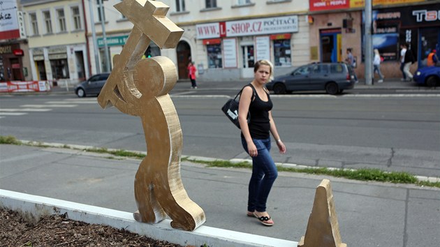 Kontroverzn betonov kvtine na Praze 5 ozdobily postaviky z polystyrenu