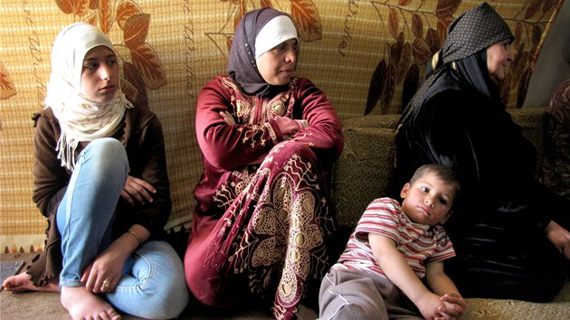 Na návštěvě u Umm Mansúr (vpravo). Na cizince se přišli podívat i příbuzní, včetně jejího vnuka, který zanedlouho usne. V táboře Zátarí tvoří tři čtvrtiny obyvatel ženy, děti a staří muži. Ti mladí bojují v Sýrii proti diktátorovi Bašáru Asadovi. Což je případ i syna naší hostitelky, s níž žije v jedné domácnosti i snacha, manželka protiasadovského bojovníka.