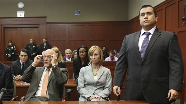 George Zimmerman (zcela vpravo) stoj u soudu, zatmco pichz porota, aby vynesla rozsudek (13. ervence 2013)