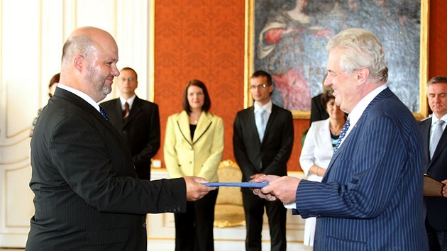 Prezident Milo� Zeman jmenoval novou vl�du premi�ra Ji��ho Rusnoka. Ministrem vnitra se stal Martin Pecina (vlevo). (10. �ervence 2013)