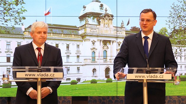 Nový premiér Jiří Rusnok na tiskové konferenci se svým předchůdcem Petrem Nečasem. (10. července 2013)