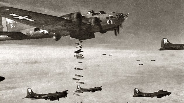 Americké bombardéry B-17 v ostré akci.