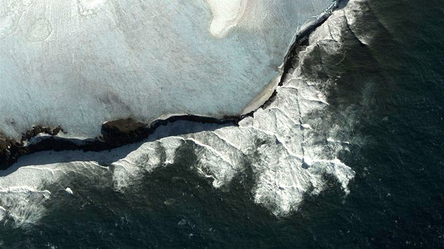 Pobe Bouvetova ostrova. Ostrov se strmmi tesy a drsnm klimatem tm cel pokrv ledovec, v zim je okoln moe pln ledovch ker. Nejblim sousedem je Antarktida, lec 1 609 km jinm smrem.