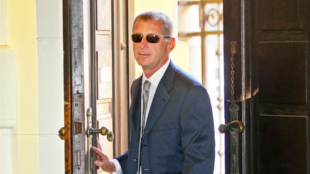 Roman Janoušek přichází k Městskému soudu v Praze. Za pokus o vraždu mu hrozí až osmnáctiletý trest vězení. (16. července 2013)