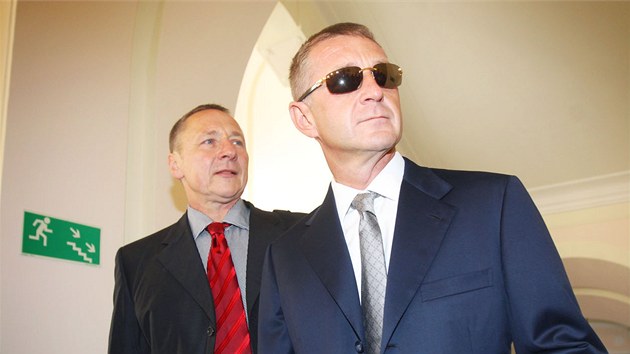 Roman Janouek (vpravo) se svm advoktem Vtem irokm ped hlavnm lenm u Mstskho soudu v Praze. Za pokus o vradu mu hroz a osmnctilet trest vzen. (16. ervence 2013)