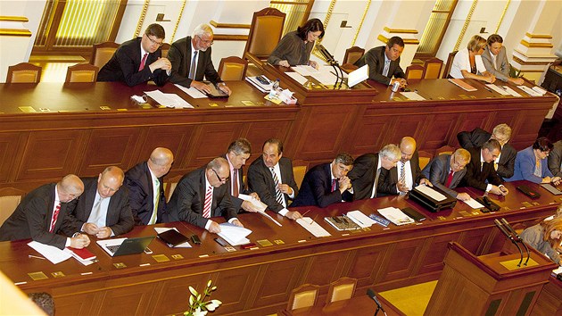 Vláda premiéra Jiřího Rusnoka při jednání Poslanecké sněmovny. (17. července 2013)