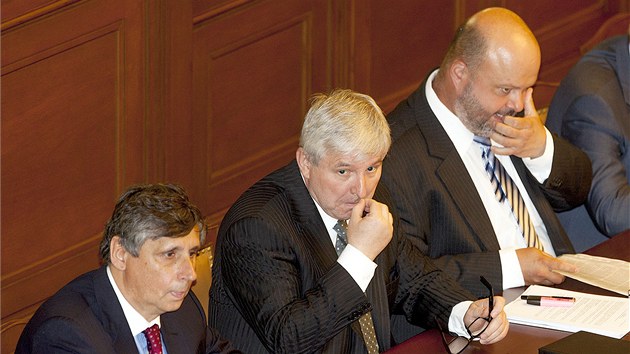 Minist financí Jan Fischer, premiér Jiří Rusnok a ministr vnitra Martin Pecina při jednání Poslanecké sněmovny. (17. července 2013)