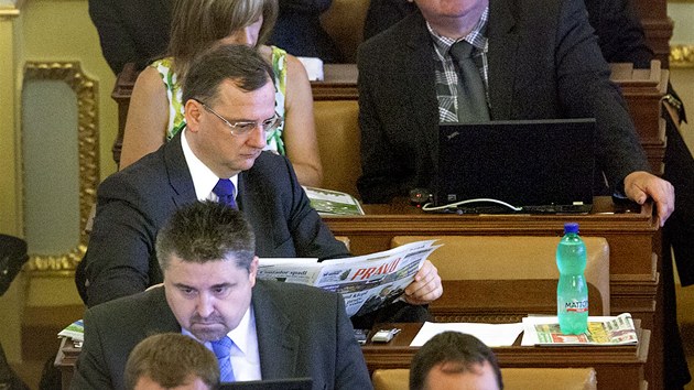 Expremiér Petr Nečas (ODS) sedí v poslanecké lavici při jednání Sněmovny. (17. července 2013)