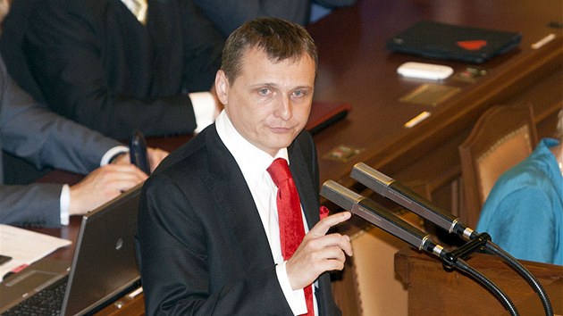 Poslanec VV Vít Bárta hovoří při jednání Sněmovny. (17. července 2013)