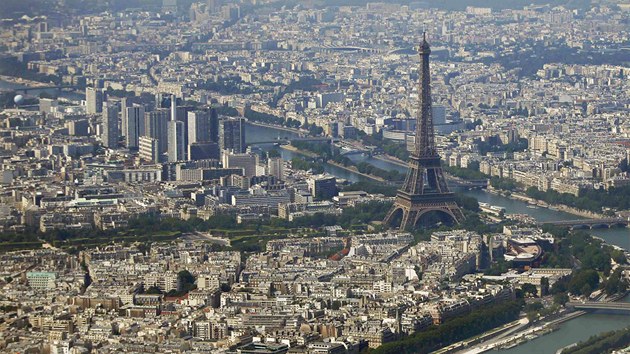 Leteck pohled na centrum francouzsk metropole s dominantn Eiffelovu v.