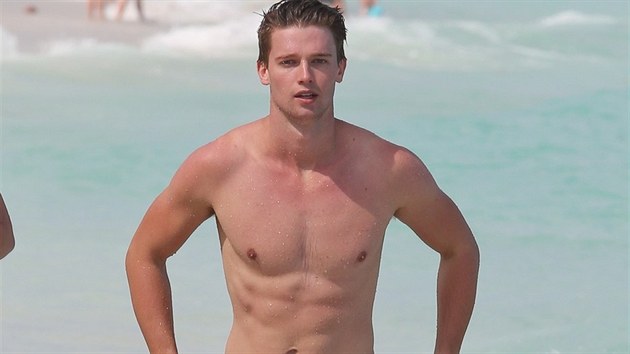 Patrick Schwarzenegger, 19let syn slavnho Termintora, zatm nedosahuje ttovch proporc. Co se volby plavek te, nen nikterak usedl a jistou hravost si me vzhledem k mld a thl postav v klidu dovolit.