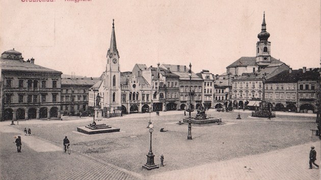 Stará pohlednice Krakonošova náměstí v Trutnově.